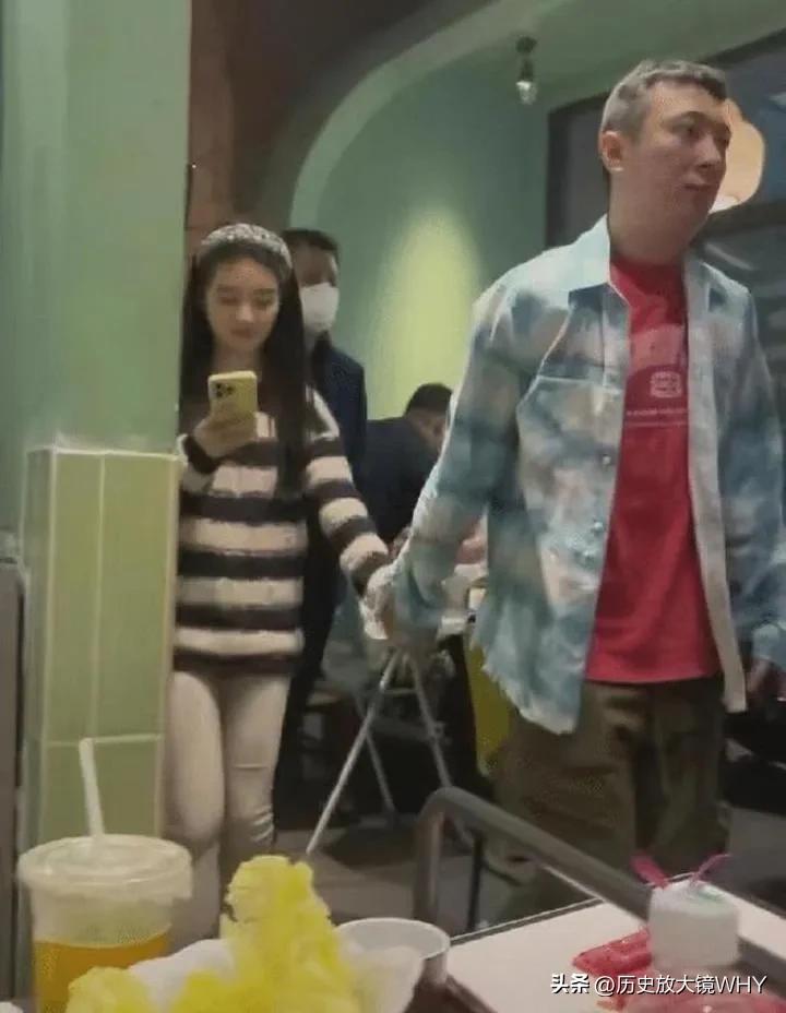 Wang Sicong and his new girlfriend buy flowers late at night, very