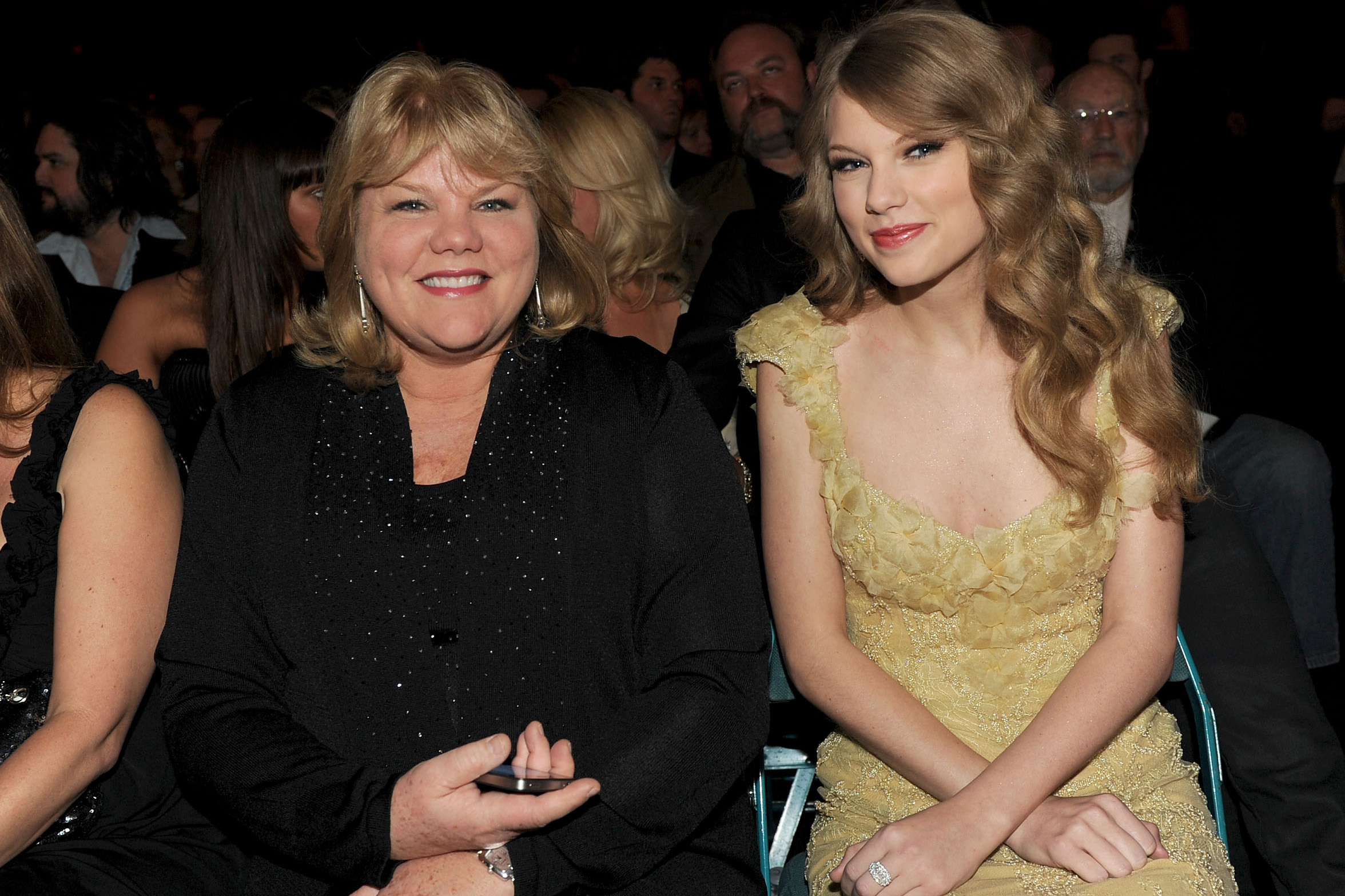 Taylor Swift reveals mom Andrea diagnosed with brain tumor