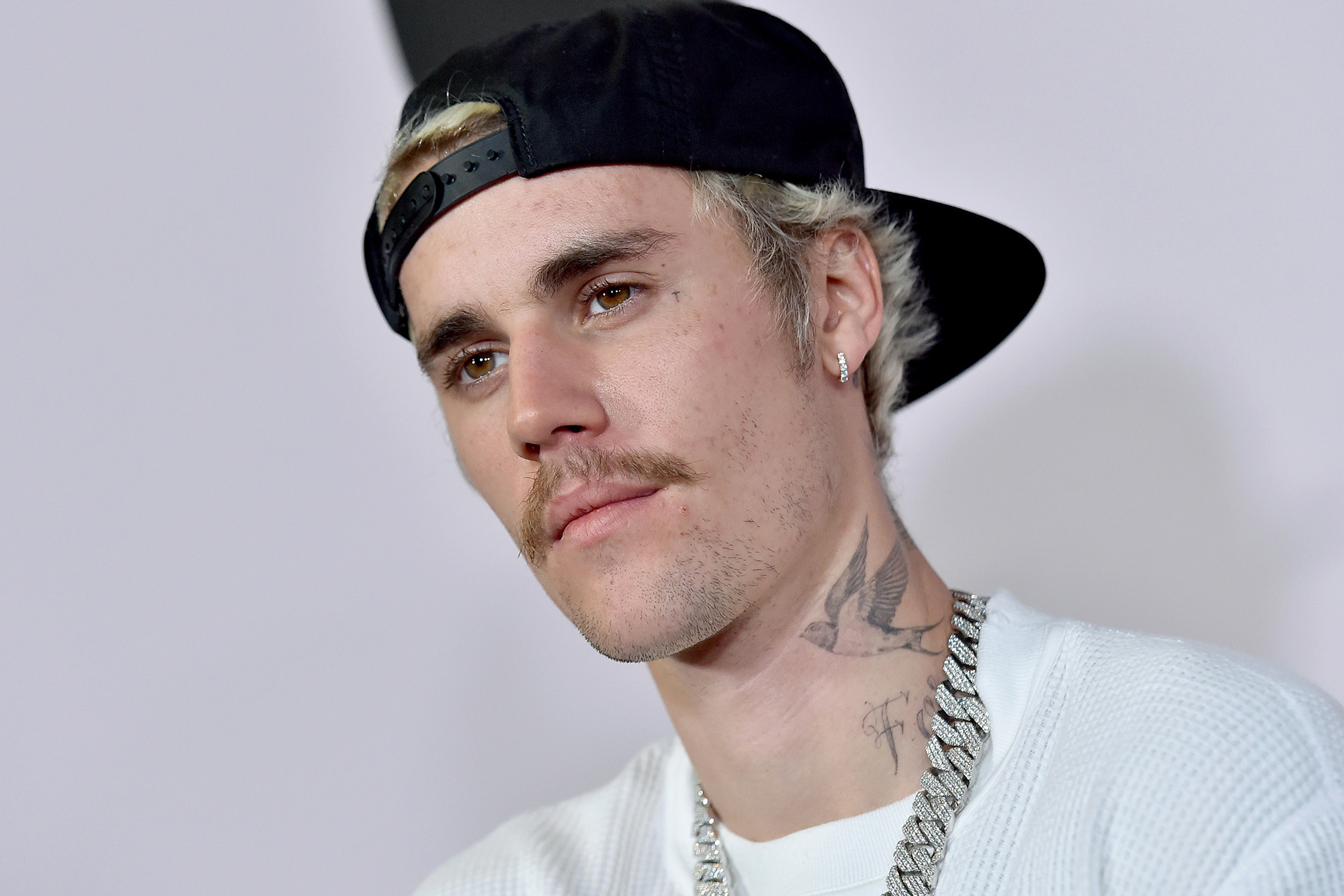 Justin Bieber's ugly mustache isn't going away anytime soon