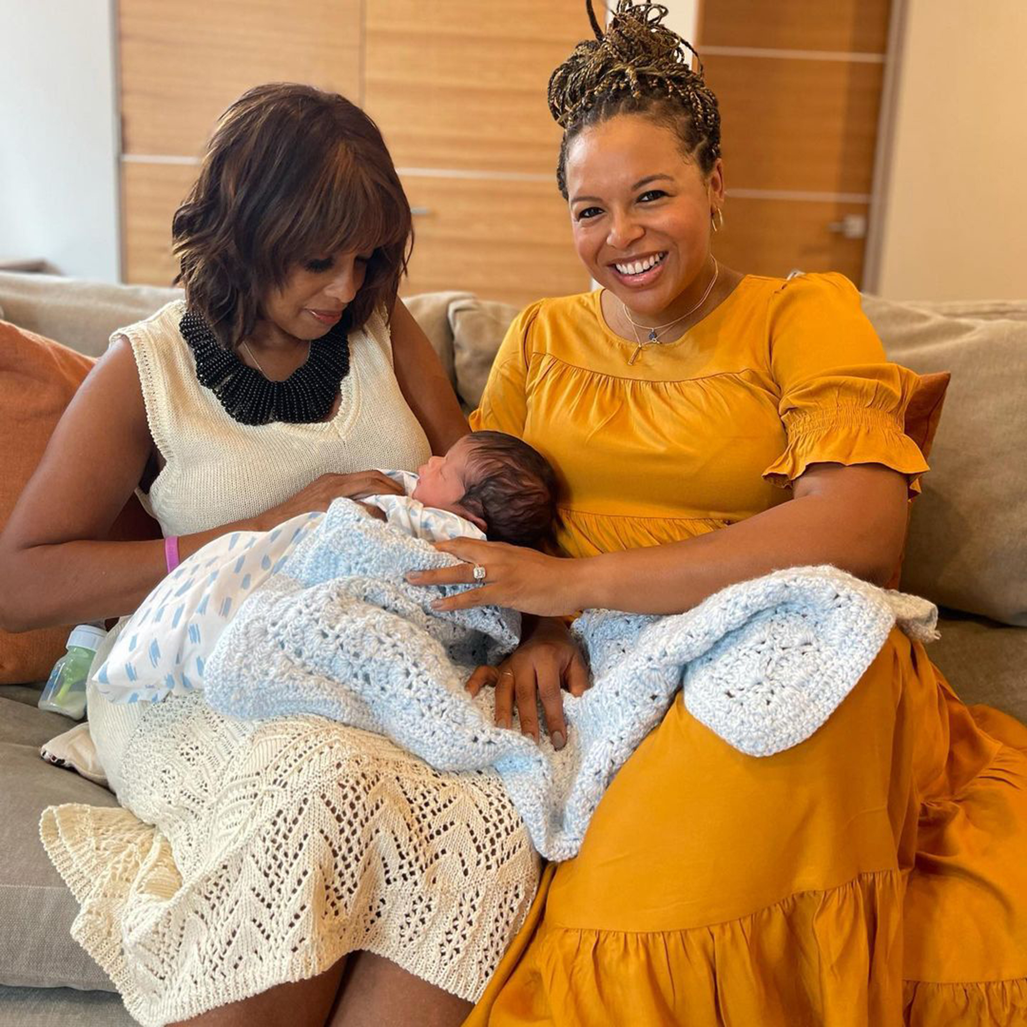 Gayle King and daughter Kirby recreate 1986 family photo