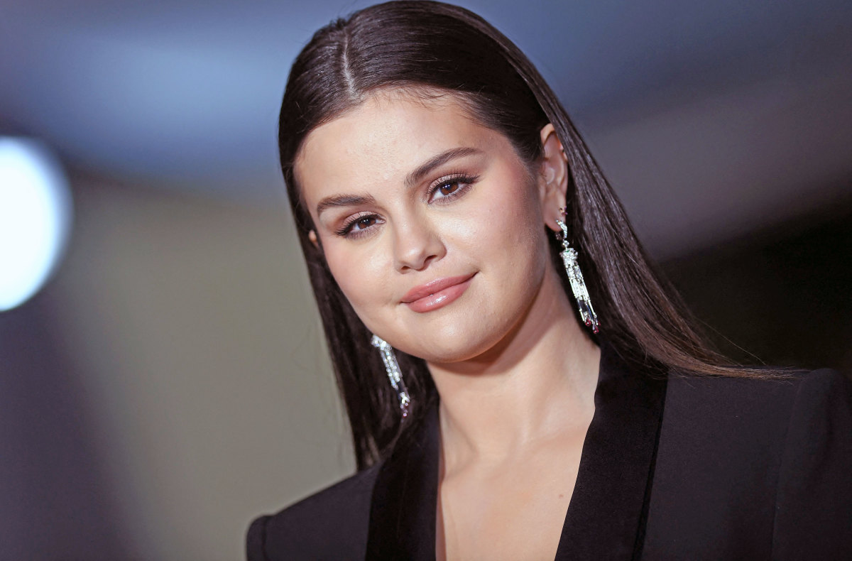 Selena Gomez’s Net Worth (2024) From Music, Movies, Makeup Parade