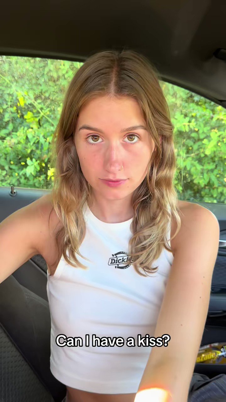 ZOE RHODE on Twitter "Kiss? https//t.co/JKNdqzP627" / Twitter