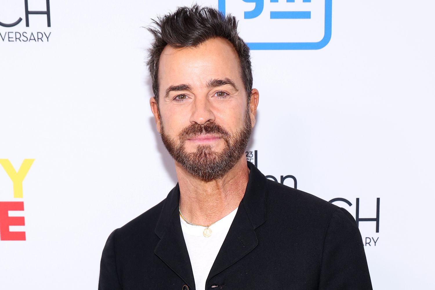 Justin Theroux on 'Hilarious' Rumor That He Sleeps Naked on Flights