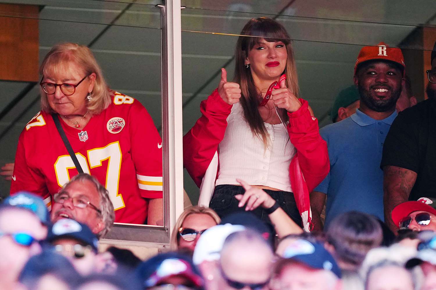 BREAKING Taylor Swift Will Be At ChiefsJets Game On Sunday Night At