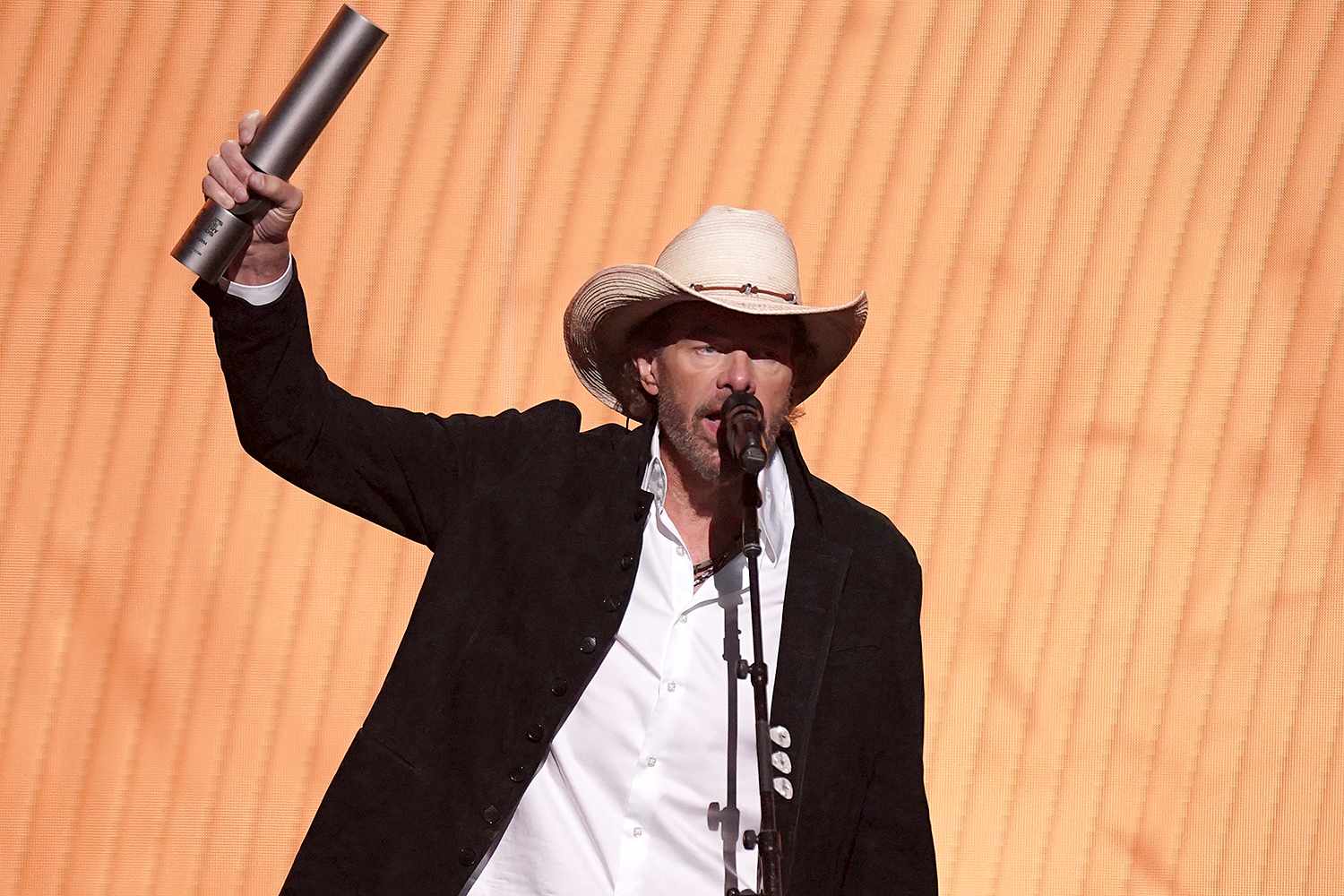 Toby Keith Receives 2023 People's Choice Country Awards Music Icon Prize