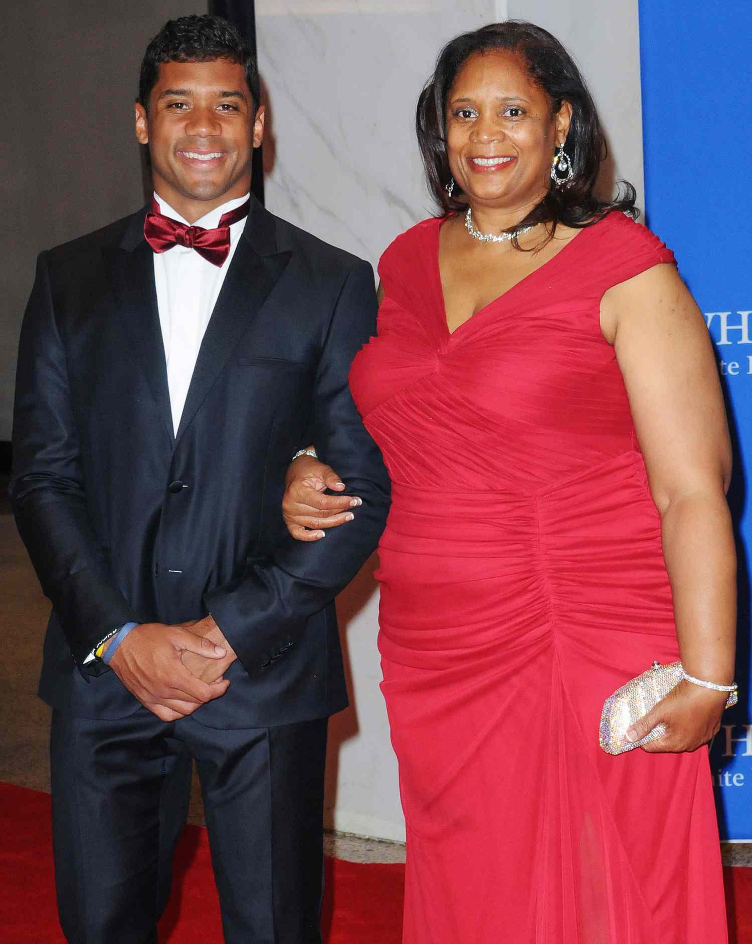 Russell Wilson Gives Mom New House for Mother's Day