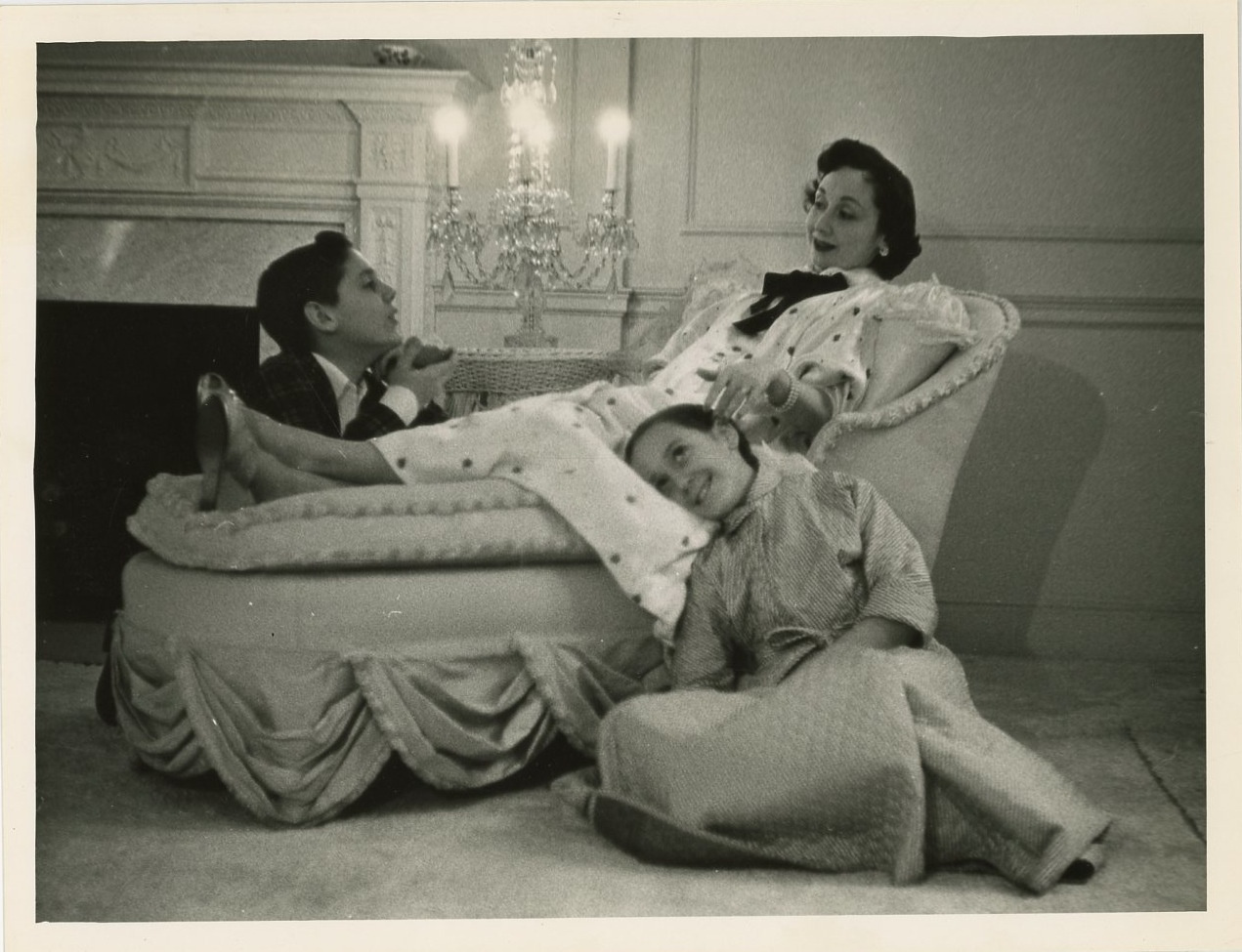 Dorothy Kilgallen et ses enfants Dickie et Jill by Photographie