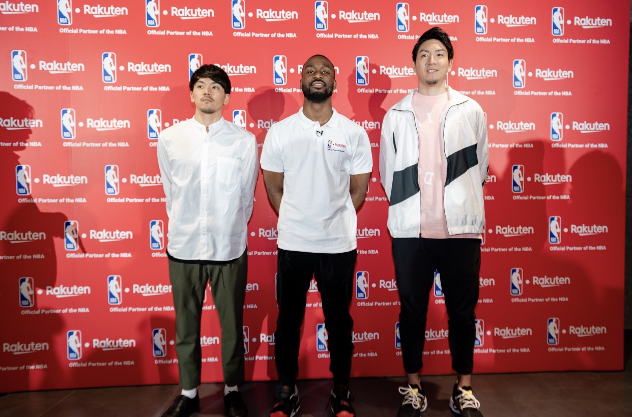 Walker poses with B.League stars Ryusei Shinoyama (left) and Makoto Hieijima at the NBA Finals viewing party.