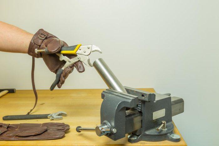 Bench vise How it works Tools For Contractors