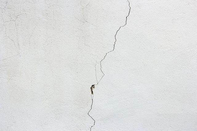 seal-holes-and-cracks seal-holes-and-cracks