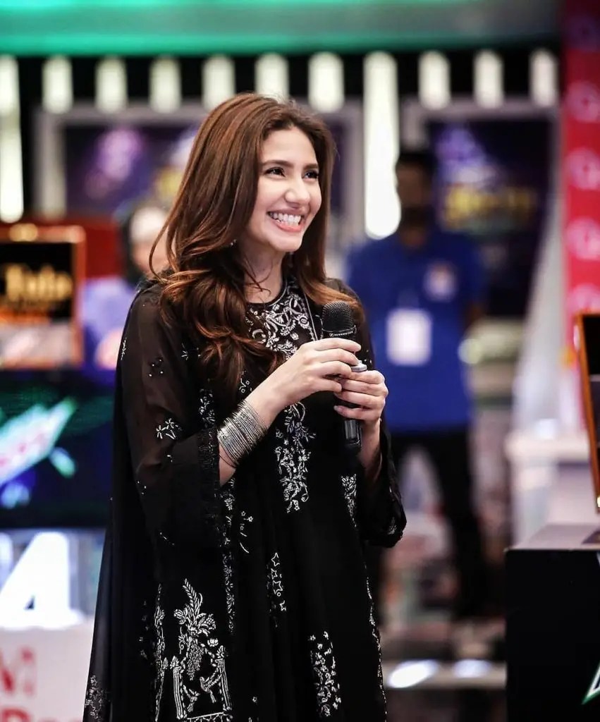 Mahira Khan's Mother Live Call In Jeeto Pakistan Reviewit.pk