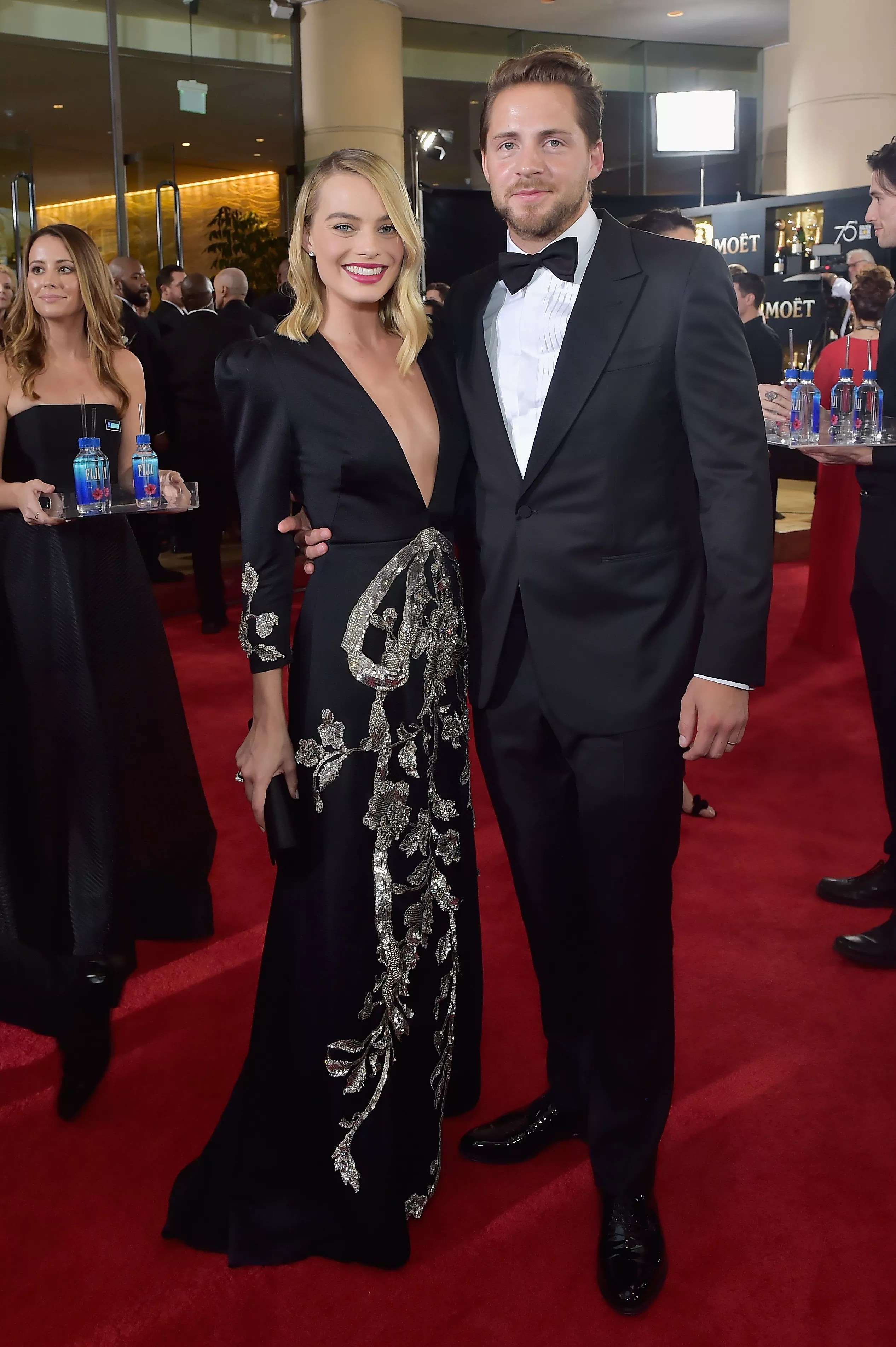 Margot Robbie troca beijos com o marido em viagem ao México Quem