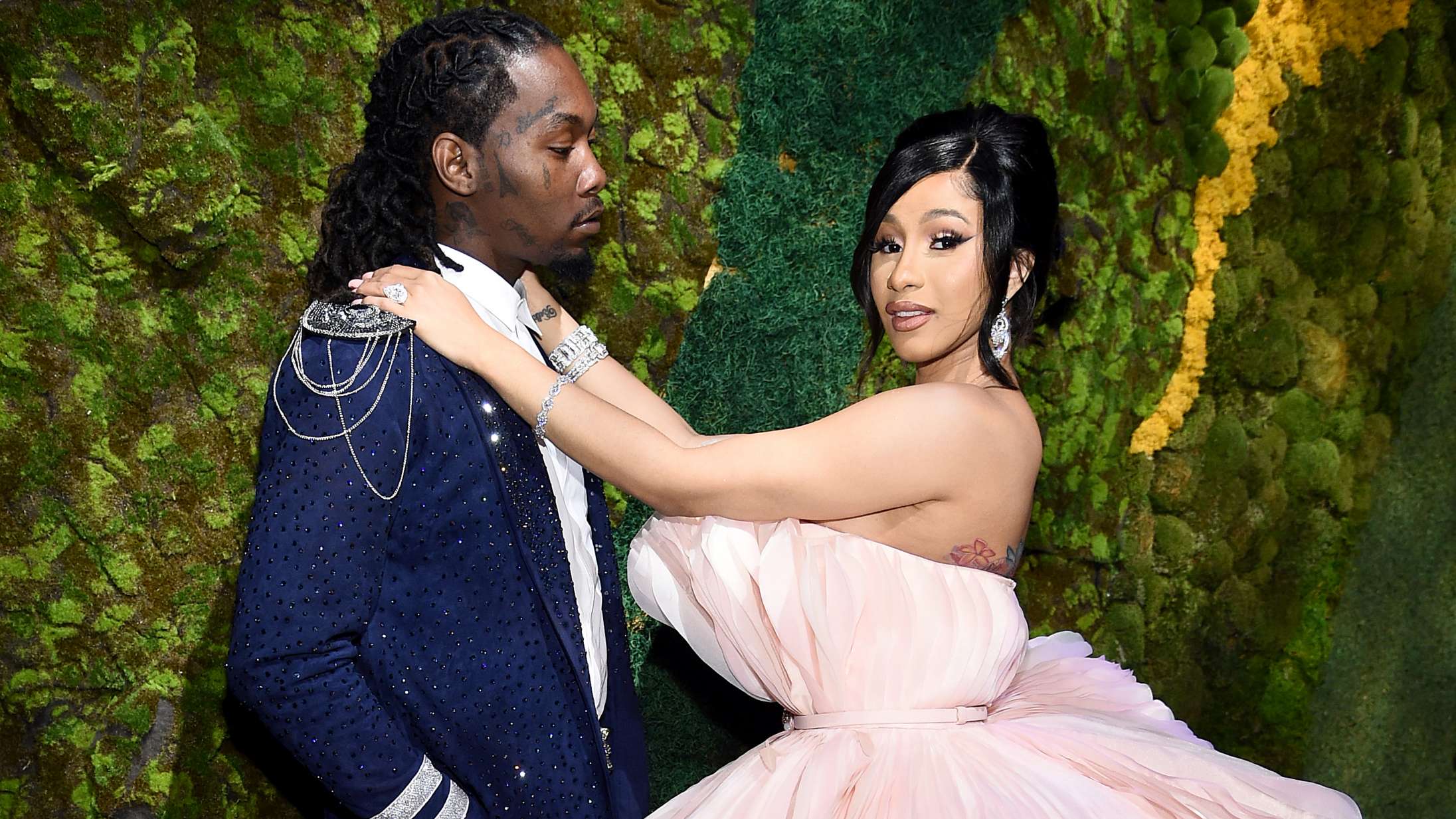 Cardi B og Offset deler første billede af deres søn og afslører hans