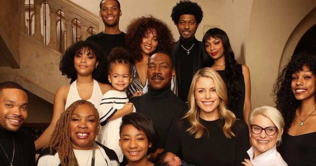 Eddie Murphy poses for picture with all 10 kids for the first time