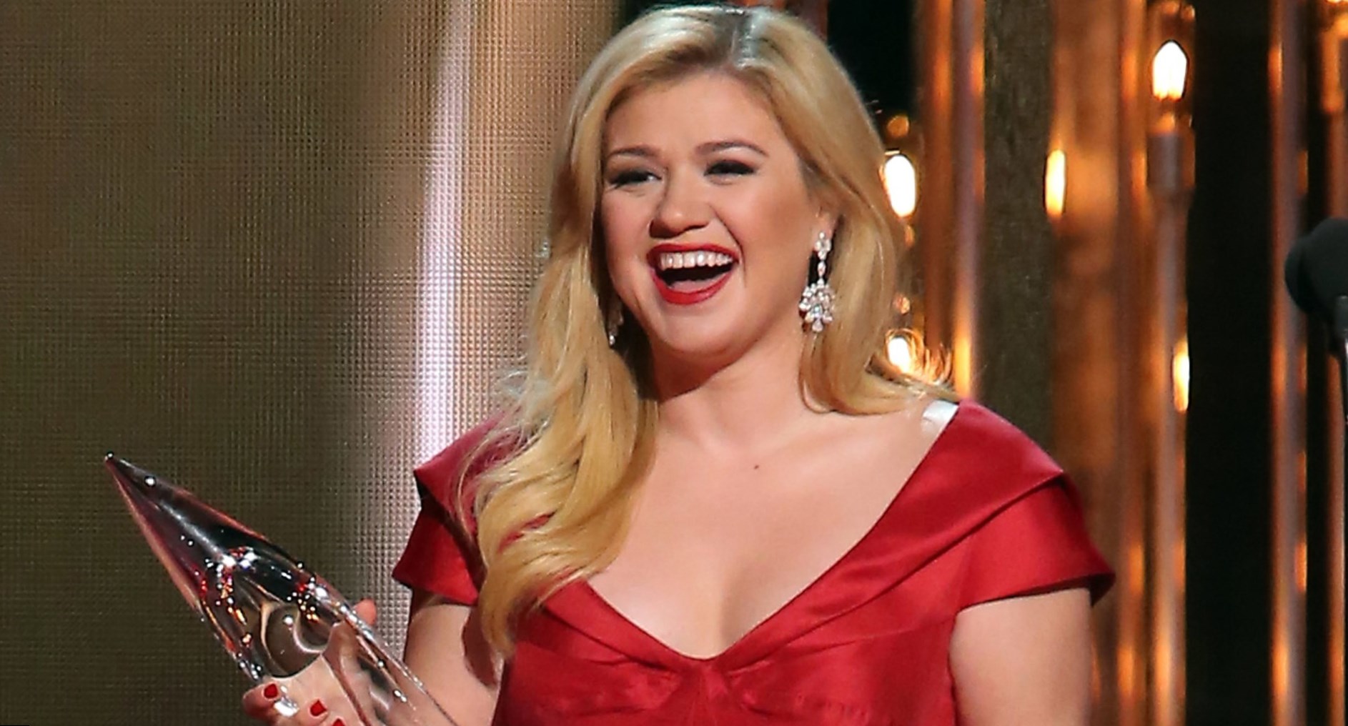 Kelly Clarkson weight, height and age. We know it all!