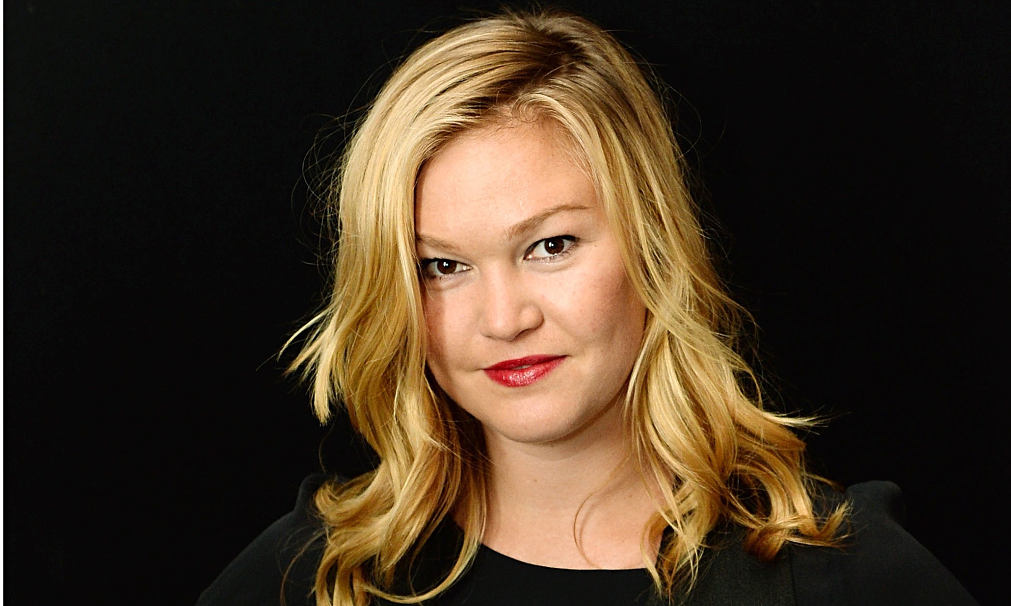 Is Dexter Actress Julia Stiles A Transgender ? Raiderz Media