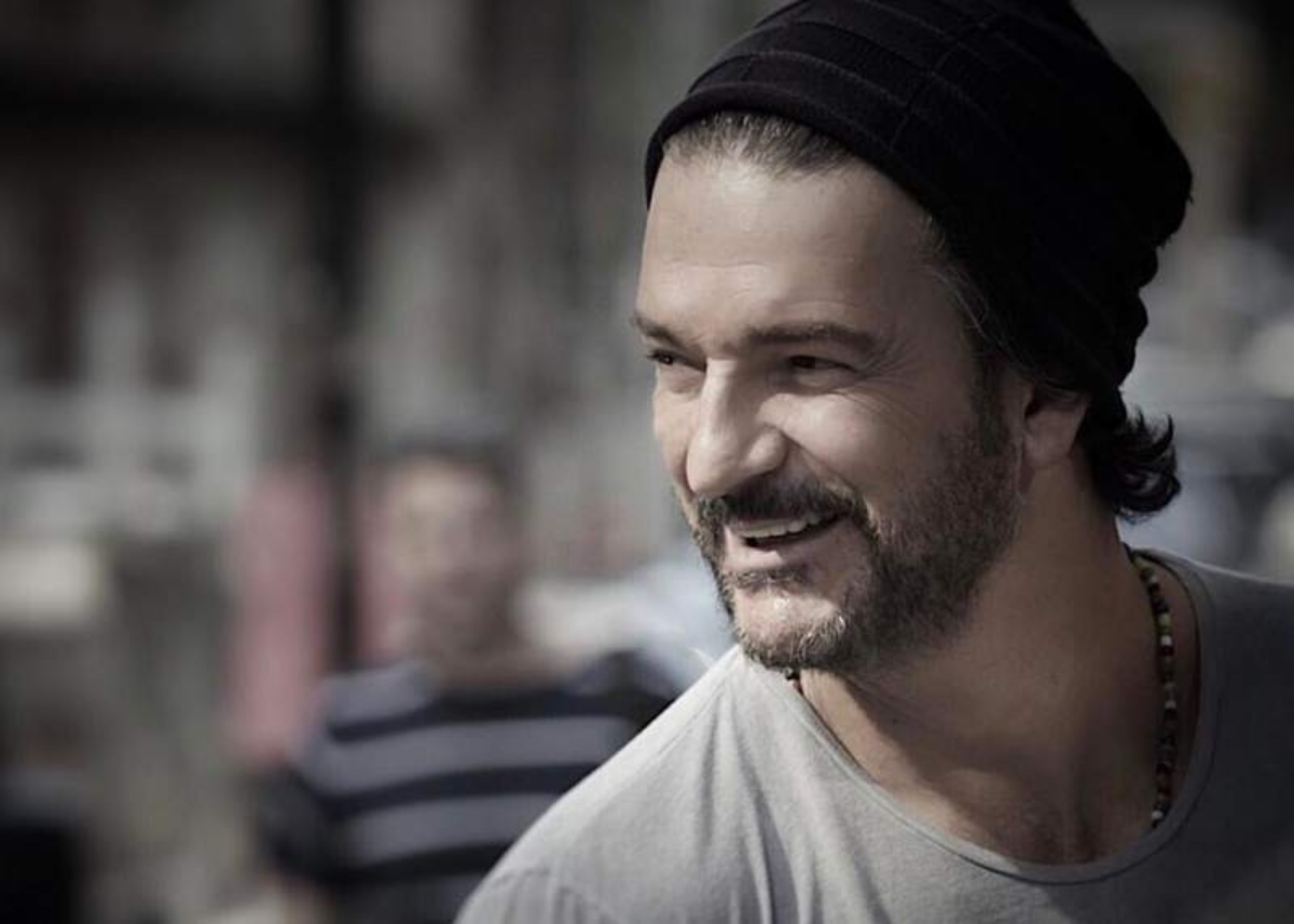 Ricardo Arjona cautiva a sus fans al posar sin camisa y con "sus mangos"