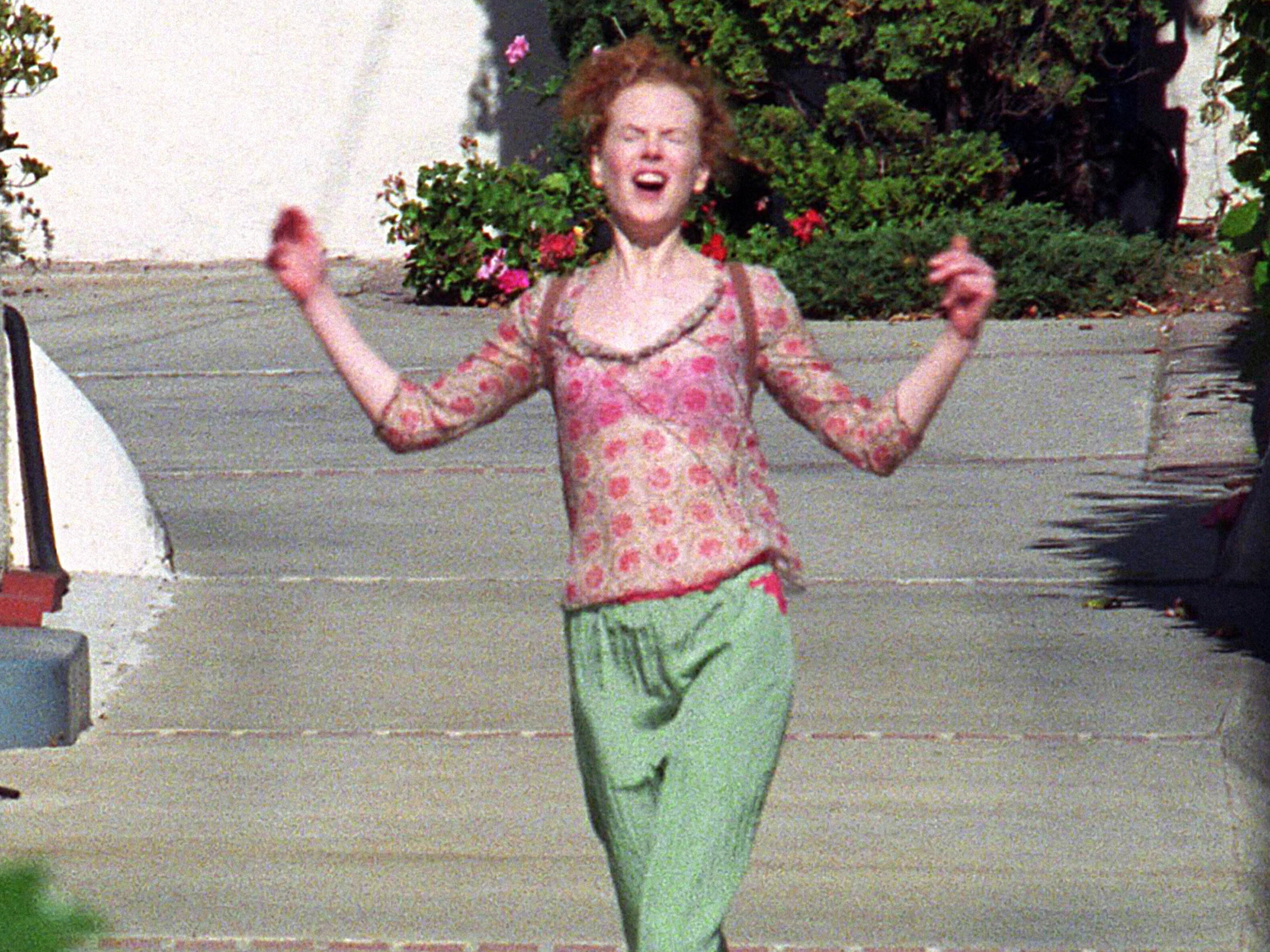 Woman recreates Nicole Kidman’s iconic 2001 photograph to celebrate her