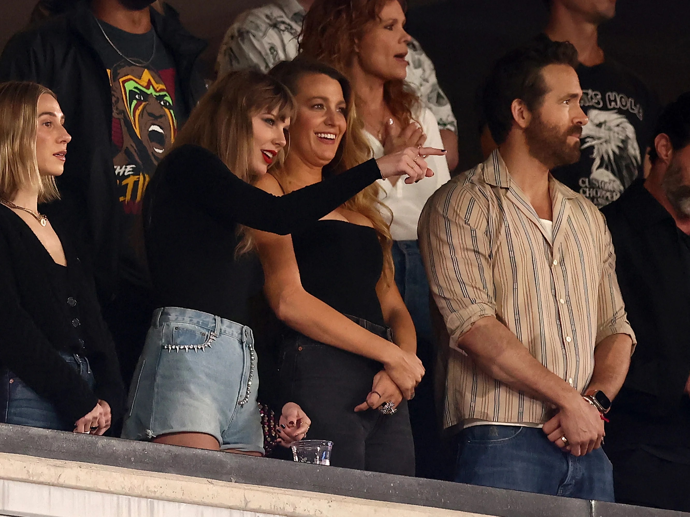 Taylor Swift jokingly mocks Travis Kelce to pal Blake Lively at Chiefs
