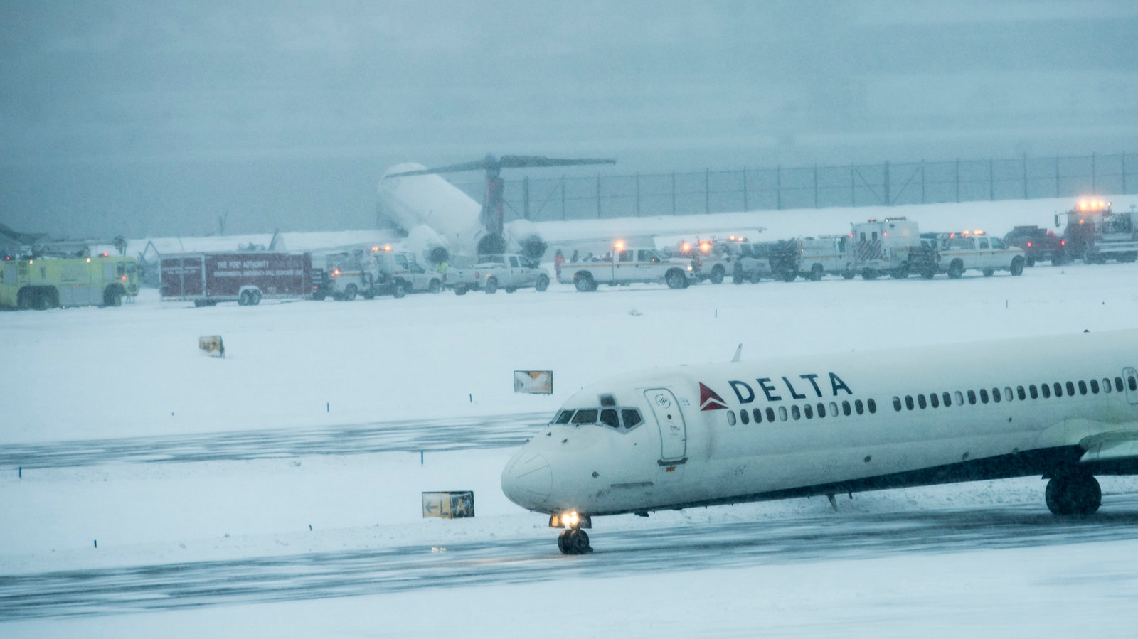 U.S. Agency Faults Pilot of Delta Jet That Slid Off La Guardia Runway