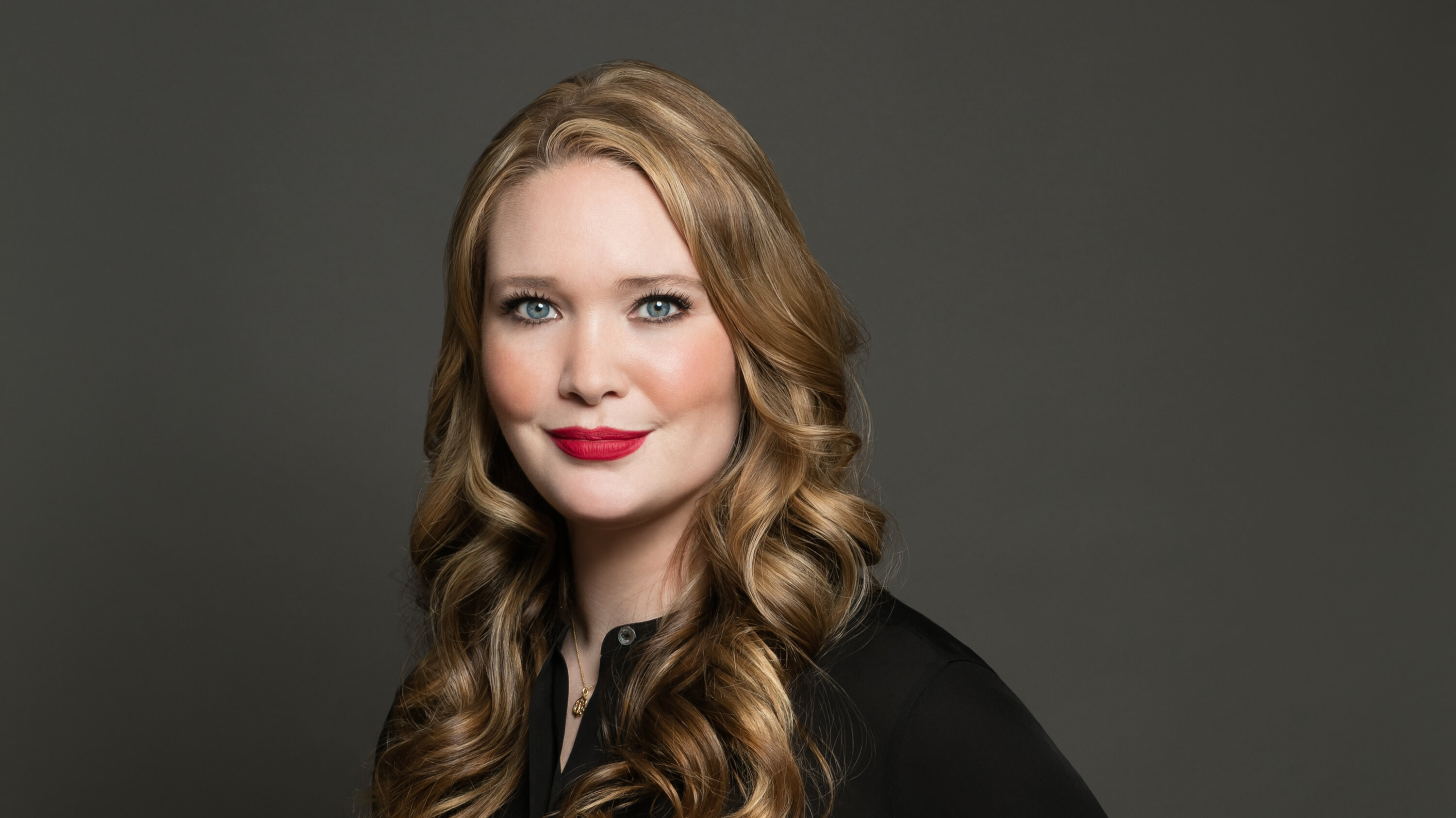 Sarah J. Maas’s Life Sounds Like Pure Chaos — in a Good Way! The New