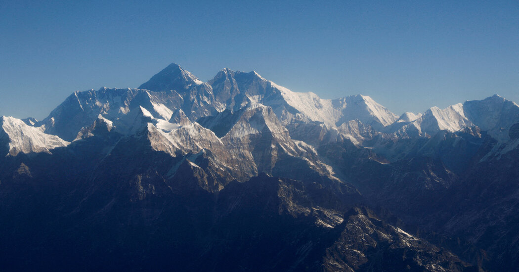6 People Killed in Helicopter Crash Near Mount Everest The New York Times