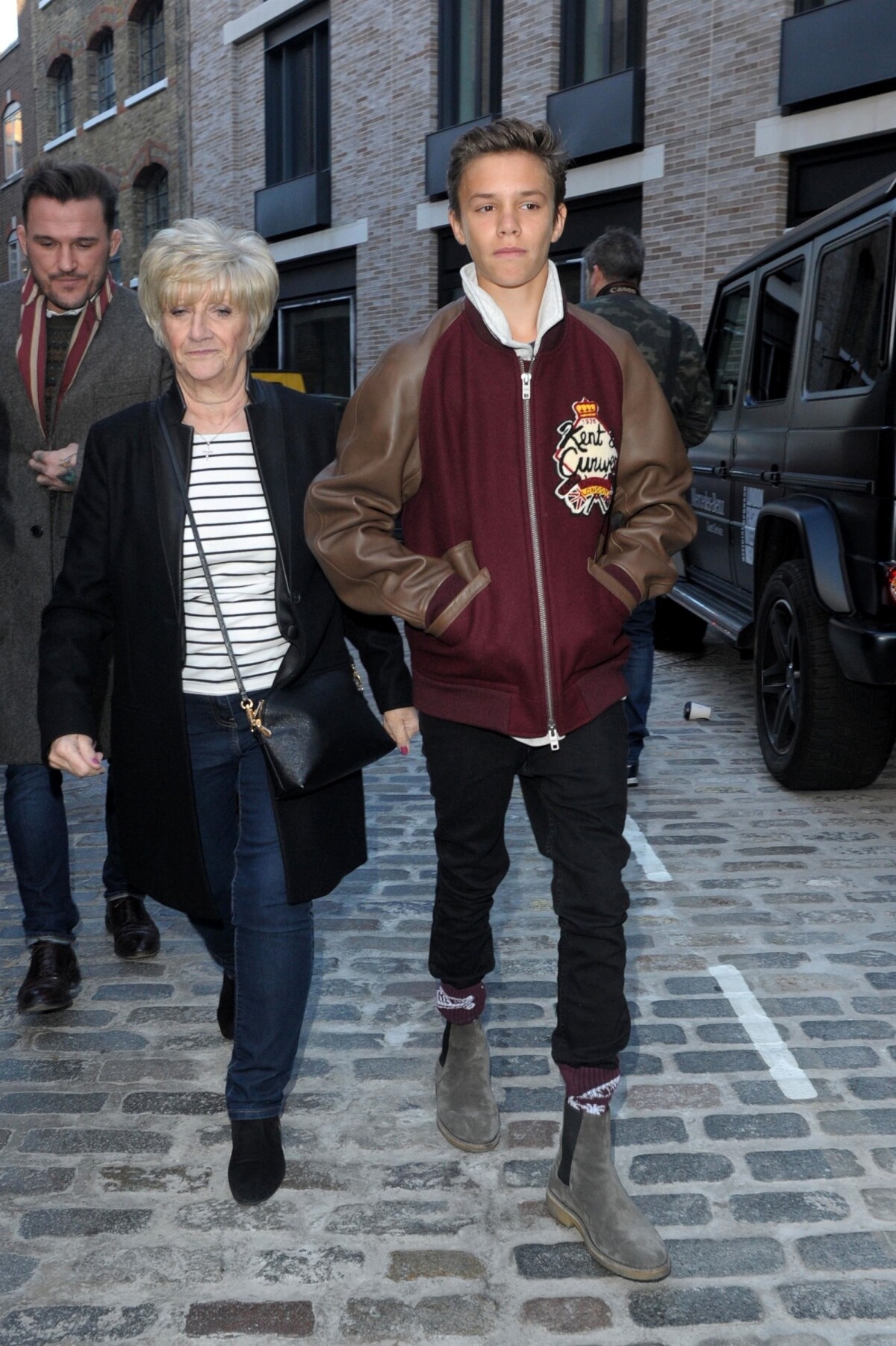 Photo Romeo Beckham et sa grandmère Sandra West arrivent à