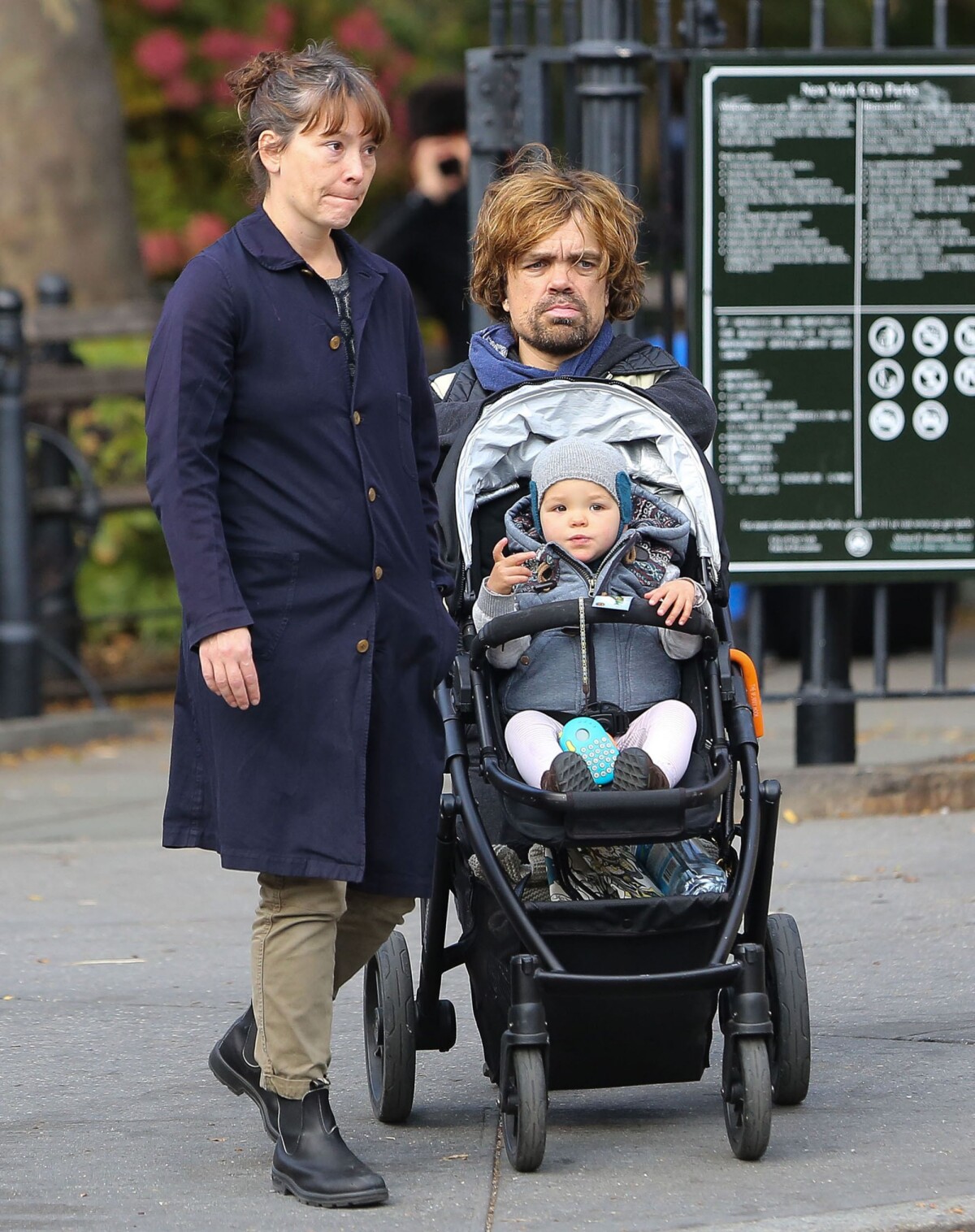 Vidéo Peter Dinklage se promenant avec sa femme Erica Schmidt et leur