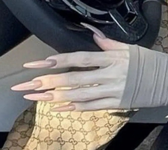 Hilarious Khloe Kardashian hands memes trend after reality star's