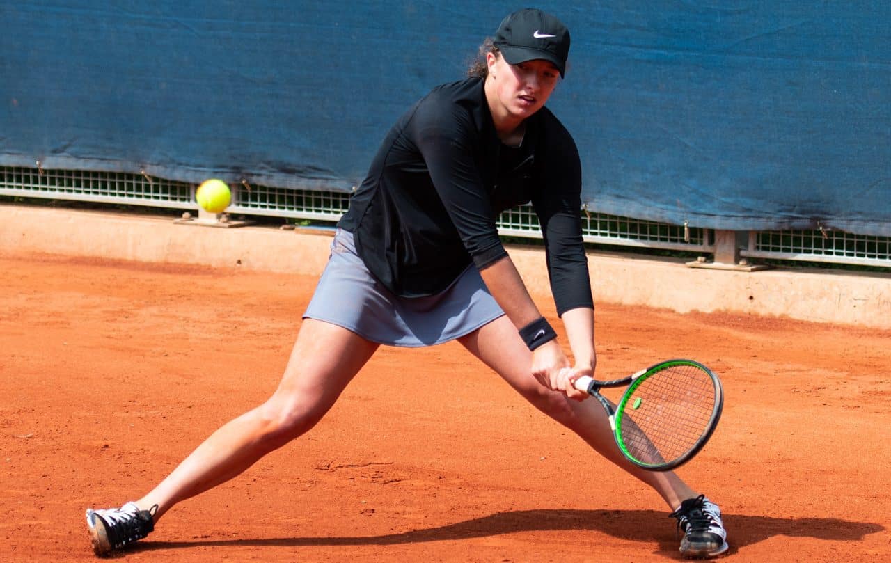 Iga Swiatek's Tennis Racquet What Racquet Does Swiatek Use?
