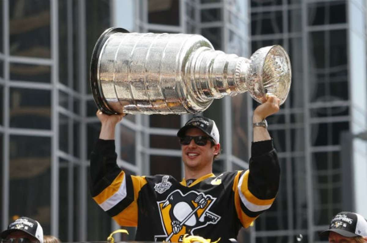 Pittsburgh Penguins' Sidney Crosby surprises Nova Scotia family by