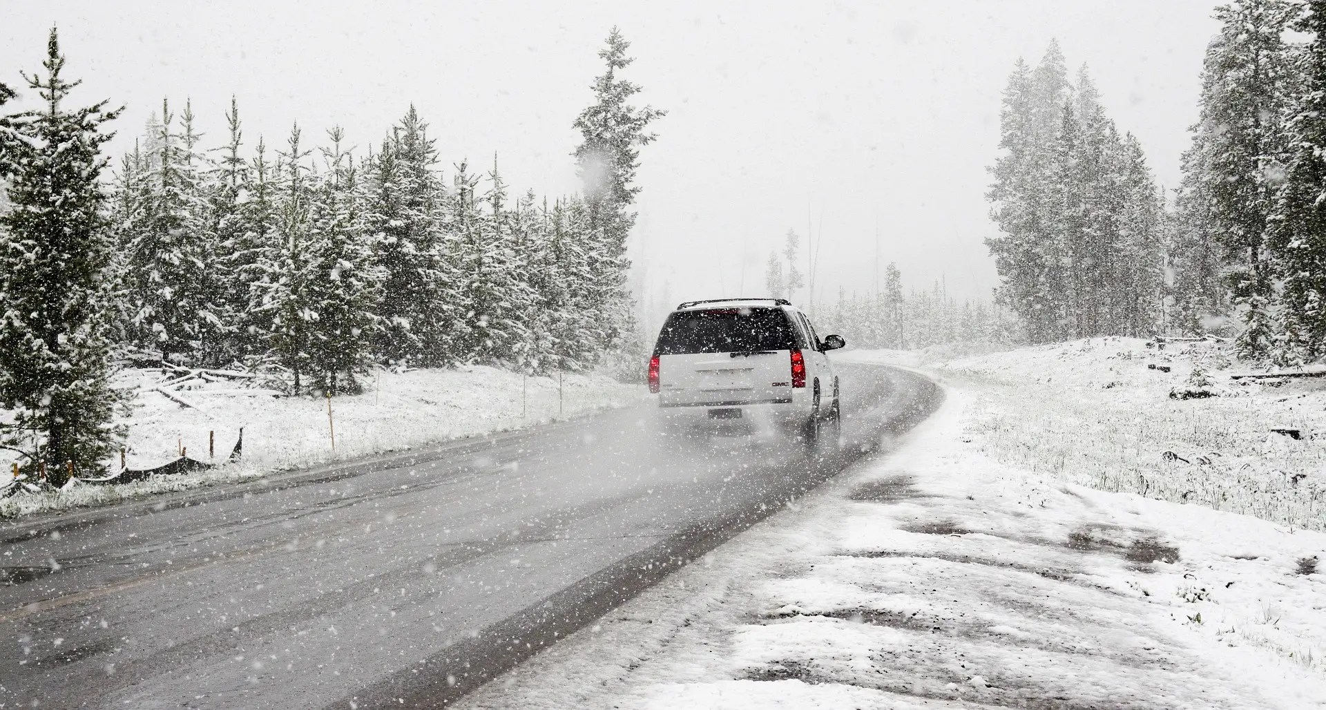 Top U.S. family travel blog Travel With A Plan, shares their family road trip packing list printable! Winter driving.