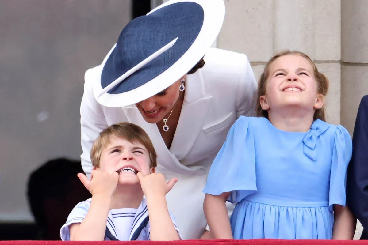 Cheio de caras e bocas, príncipe Louis rouba cena no Jubileu da rainha