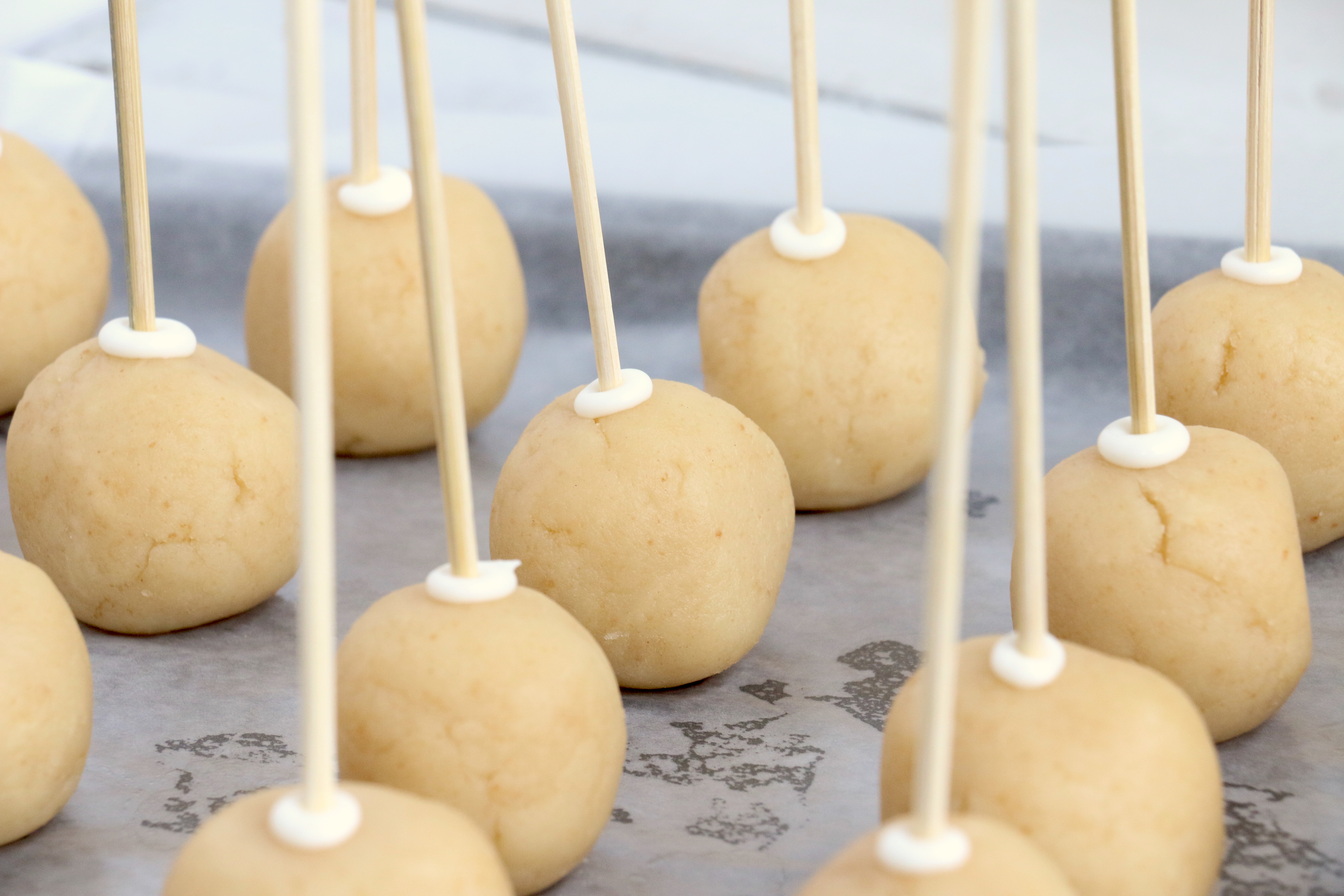 Cake pops with skewers