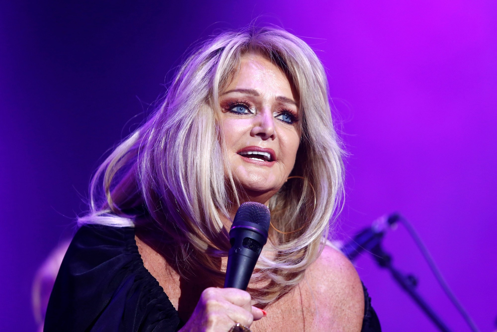 Bonnie Tyler aos 71 anos, cantora arrasou em programa num canal de tv