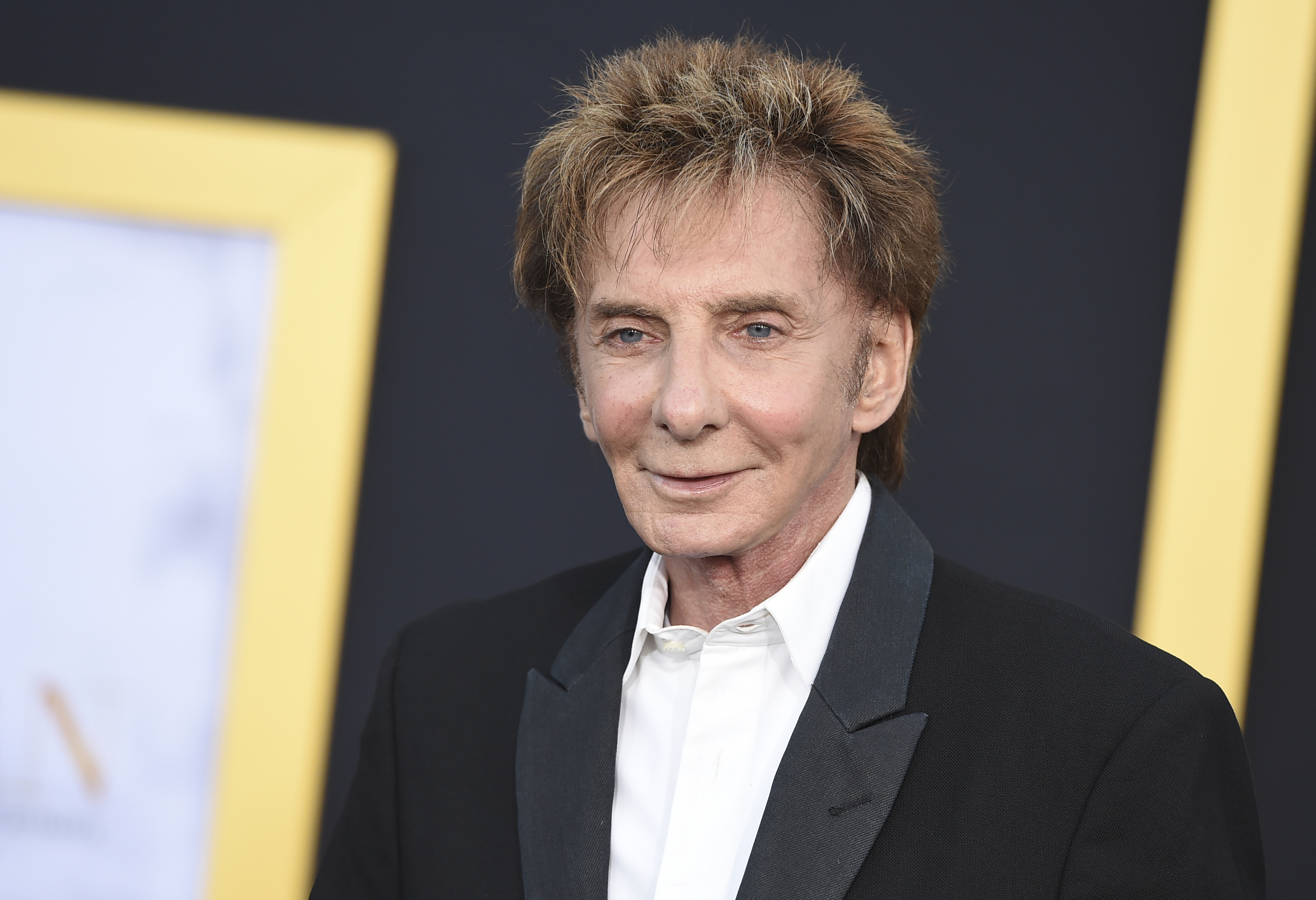 What does Barry Manilow do while he’s Quarantined? WGN Radio 720