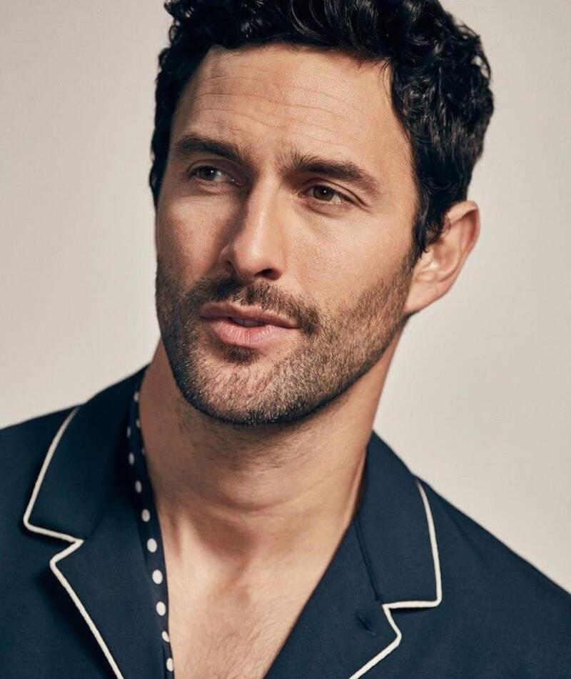 Is Noah Mills Married to Wife? Or is he dating a girlfriend?