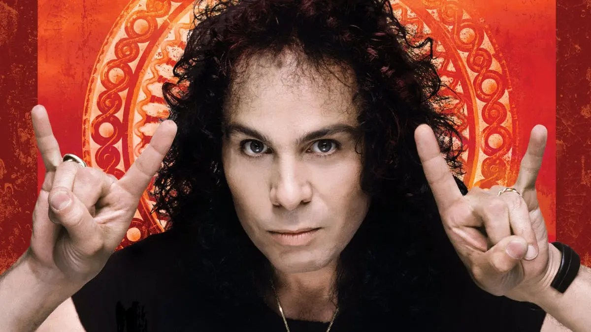 Aparece en el primer documental de Ronnie James Dio (solo si tienes una