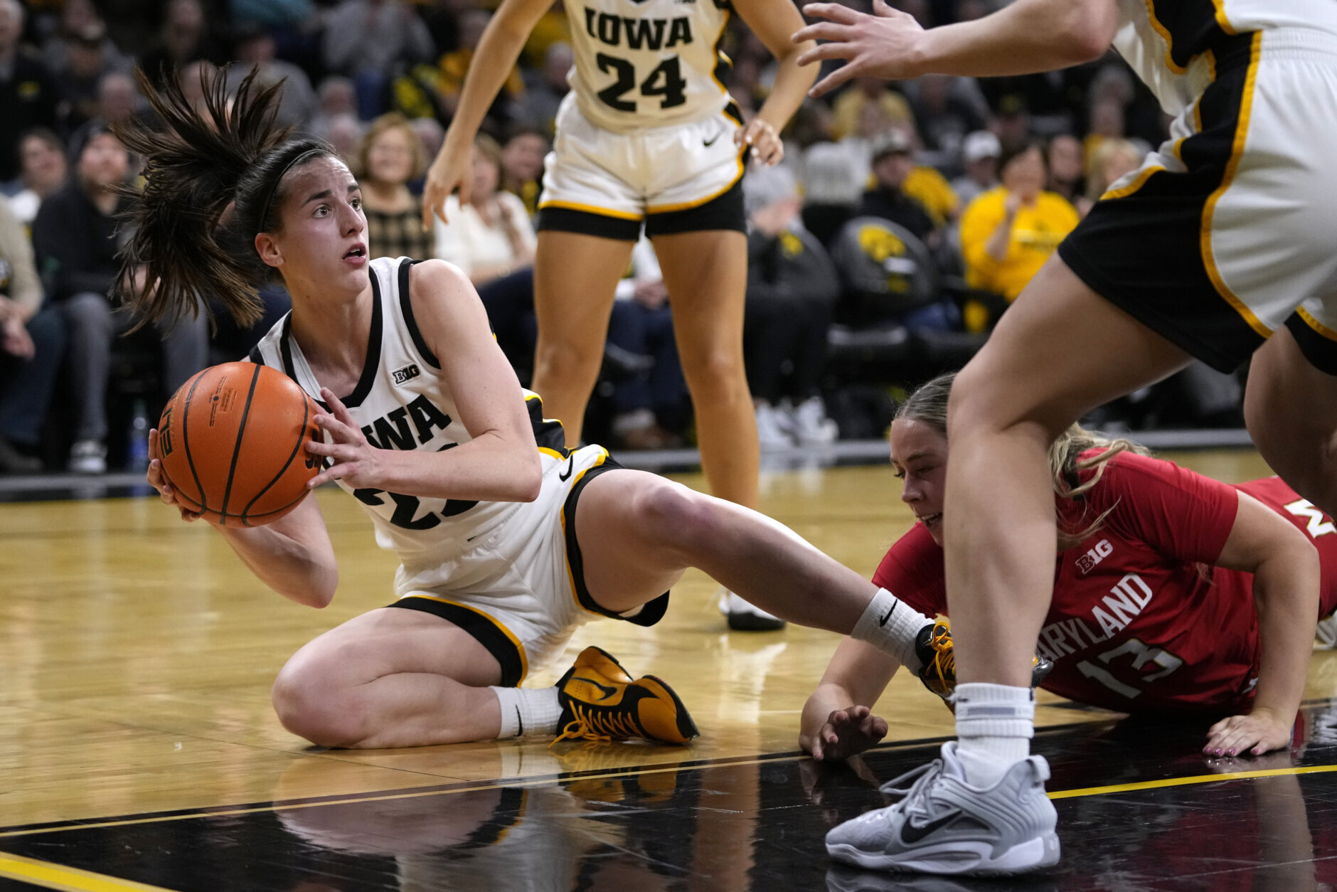 Caitlin Clark scores 42, No. 6 Iowa tops No. 8 Maryland WTOP News