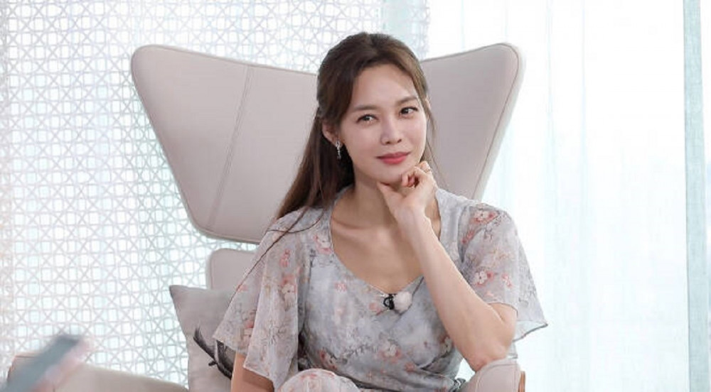 Rhymer's wife/interpreter Ahn Hyun Mo reveals she is an ARMY + shares