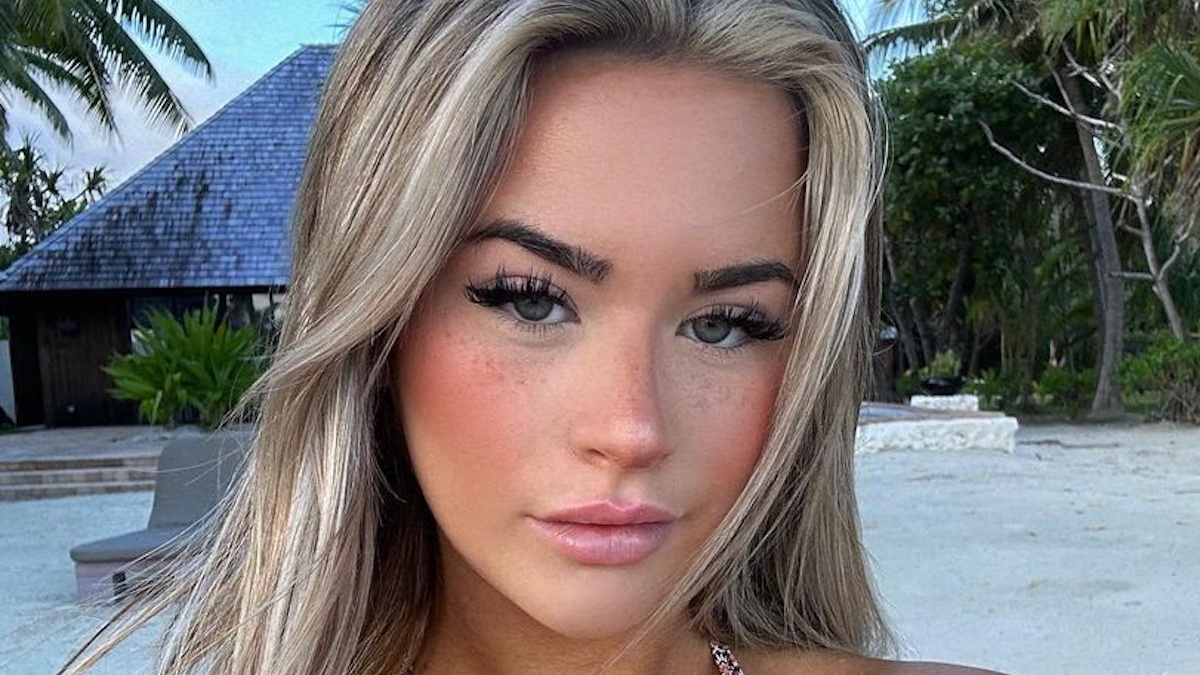 Emily Elizabeth tugs down bikini for 'hot girl summer'