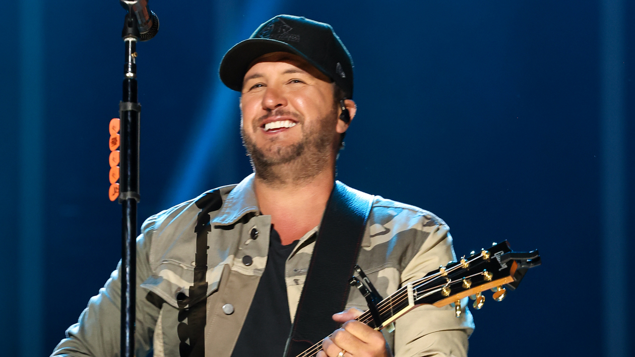 Luke Bryan Earns 35th Country Airplay Top 10