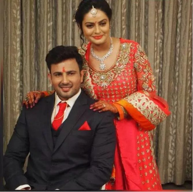 'Hello Pratibha' Actress Binny Sharma Ties The Knot With TV Actor Akshat Gupta