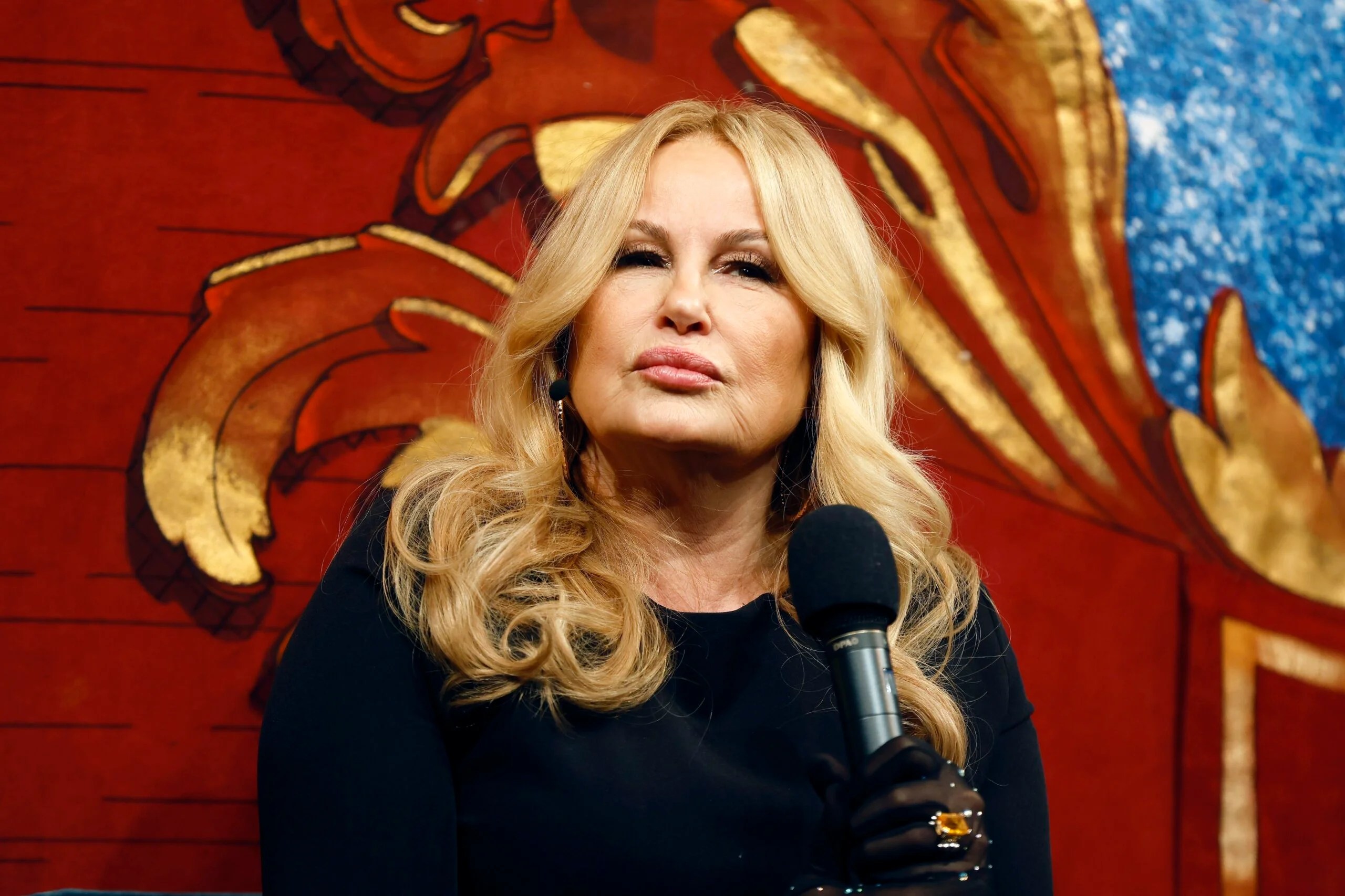 Jennifer Coolidge makes emotional tribute to late father in Hasty Pudding Woman of the Year