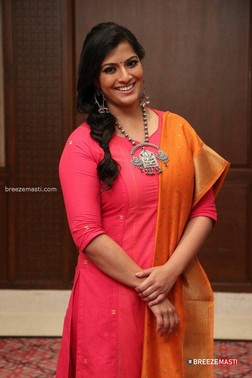 Varalaxmi Sarathkumar Age, Family, Husband, Movies, Biography Breezemasti