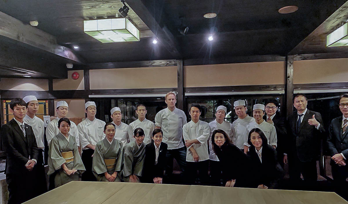 Wat Bezielt Je Om Als Ervaren Chef Je Amsterdamse Zaak Te Verkopen En Onbetaald Stage Te Lopen Bij Sterrenzaken In Tokio Kyoto En Taipei Jef Van Den Hout Deed Dit En Ik