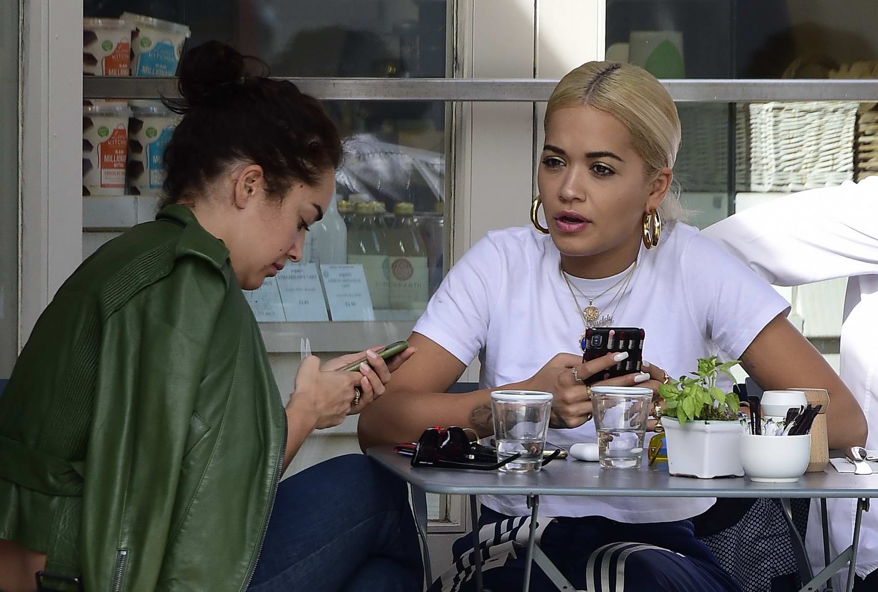 rita ora enjoys lunch with her sister elena at a cafe in london, uk