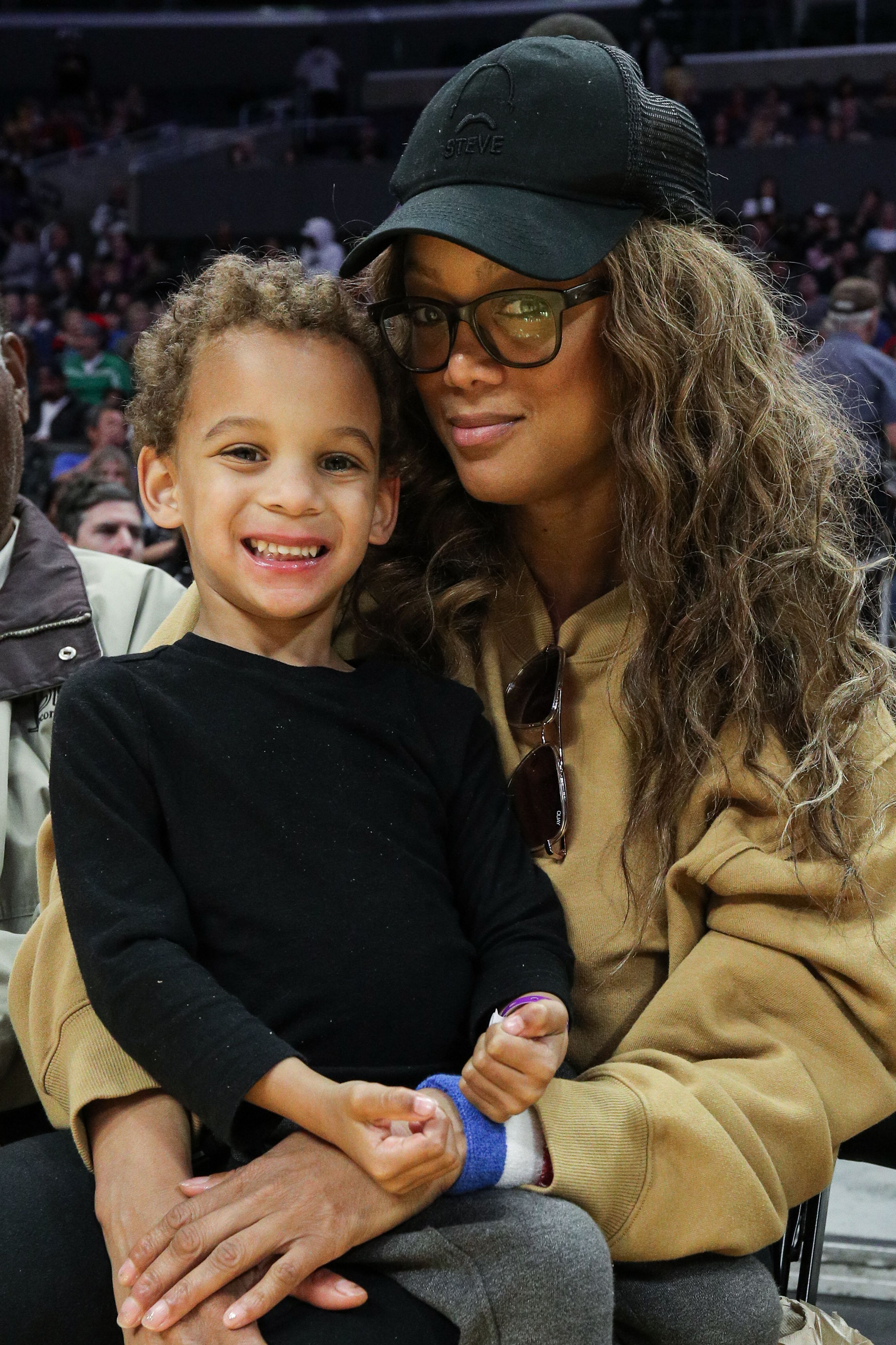 Tyra Banks, Dad and Son York Attend Globetrotters Basketball Game