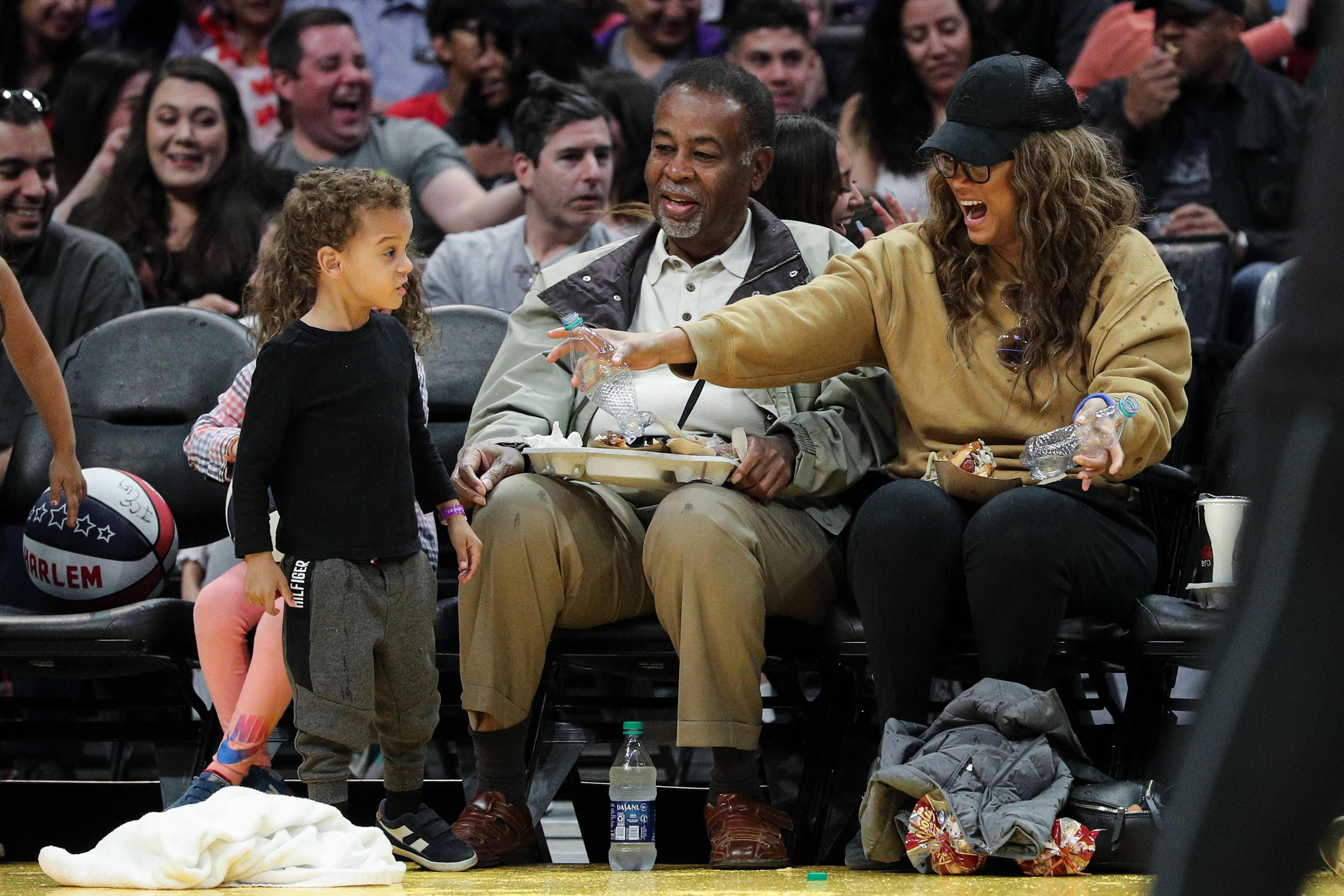 Tyra Banks, Dad and Son York Attend Globetrotters Basketball Game