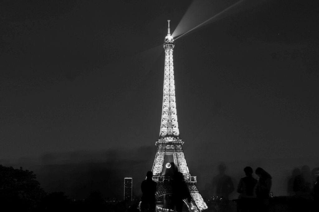 Best Tips & Ideas For Photographing the Eiffel Tower at Night 5 Silhouettes and the Eiffel Tower at night